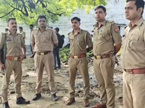 आबानच्या आत्याच्या घरी मोठ्या संख्येने पोलीस दल तैनात आहे.