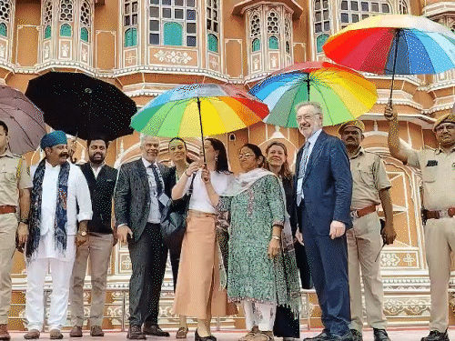 हवामहल पर डेलीगेट्स का ऑफिशियल फोटो शूट भी हुआ। वहीं तेज बारिश में भी हवामहल देखने को लेकर मेहमानों का उत्साह चरम पर रहा।