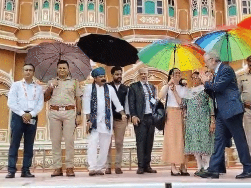 पर्यटक गाइड मदन सिंह राजपुरा ने डेलीगेट्स को हवामहल की जानकारी दी।