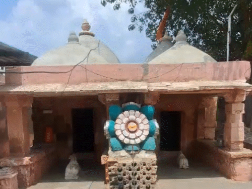 पाली के पानी दरवाजा स्थित जूना मठ में स्थित संत चंदन गिरी और उनकी बहन अन्नपूर्णा की समाधि। दोनों ने यहां जीवित समाधि ली थी।