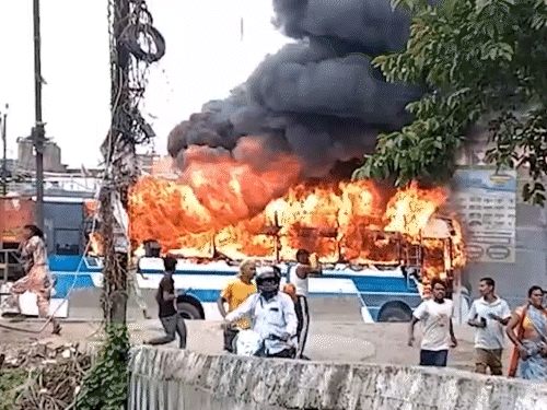 गुस्साई भीड़ ने स्लीपर बस को आग के हवाले कर दिया। 1 घंटे तक ये बस जलती रही।