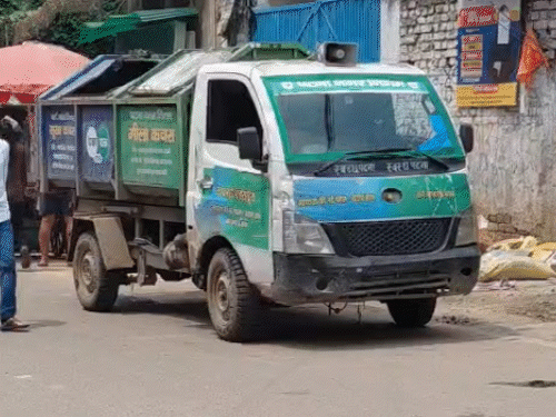 मुहल्लों में पहुंची कचरा उठाने वाली गाड़ियां।
