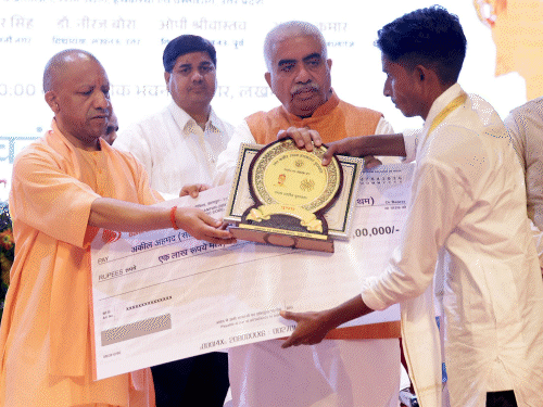 दोपहर 12 बजे उठते थे, 7 बजे महफिल जम जाती थी; अखिलेश यादव पर निशाना|उत्तरप्रदेश,Uttar Pradesh - Dainik Bhaskar