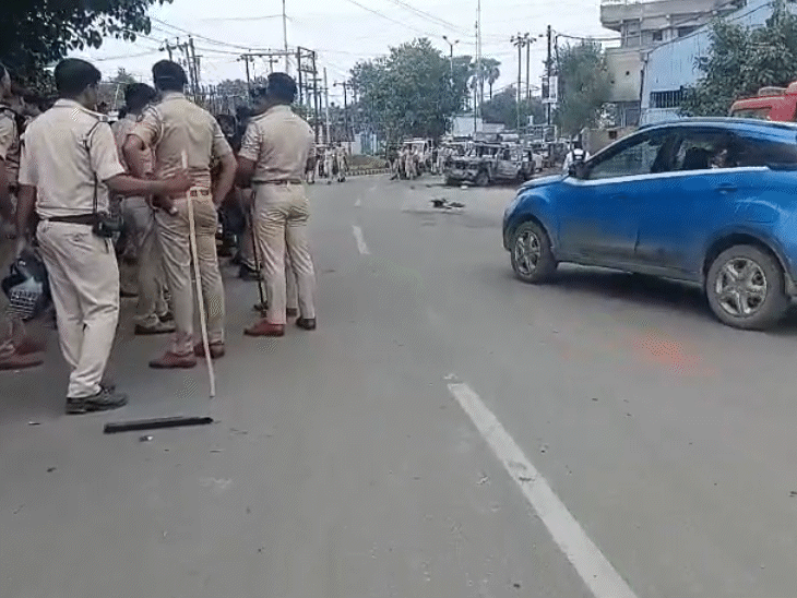 घटनास्थल पर 9 थानों के पुलिसकर्मी तैनात की गई है।