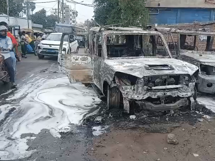 दमकल कर्मियों के आग बुझाने तक गाड़ियां जलकर राख हो चुकी थीं।