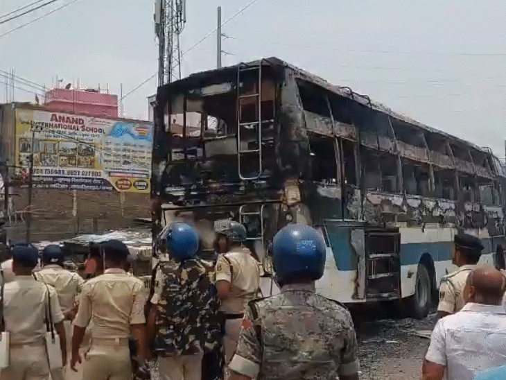 आगजनी के बाद भारी संख्या में पुलिस फोर्स मौके पर पहुंची।