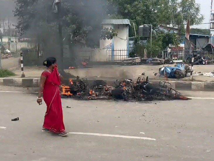 भीड़ ने सड़क किनारे खड़ी 5 बाइक को भी आग के हवाले कर दिया। कुछ गाड़ियों में तोड़़फोड़ हुई है।