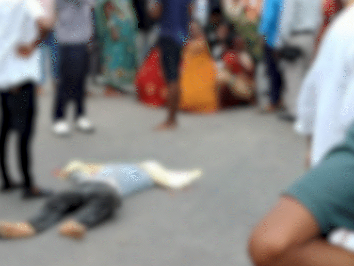 लोगों ने शव को सड़क पर रखकर NH-30 जाम कर दिया। इस दौरान कुछ गाड़ियों में तोड़फोड़ भी हुई।