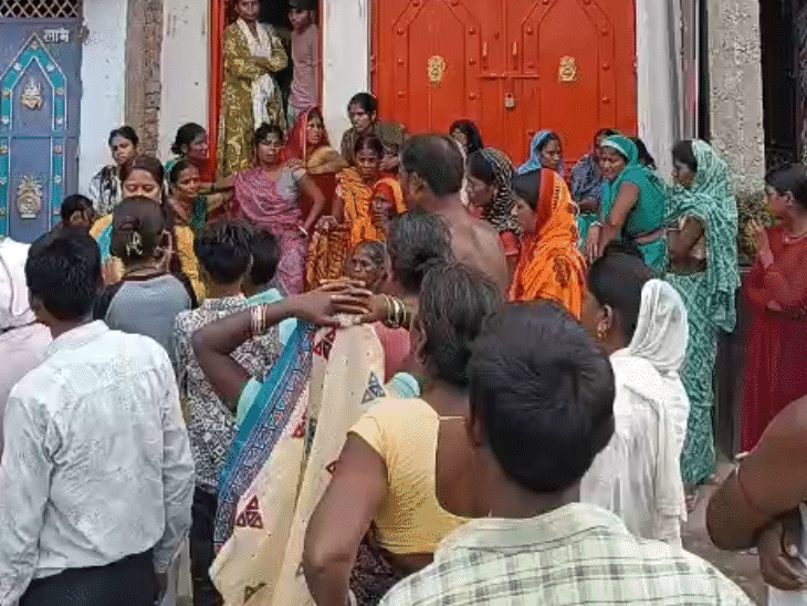 सड़क हादसे में मनीष की मौत के बाद घर के बाहर लोगों की भीड़ जुट गई।