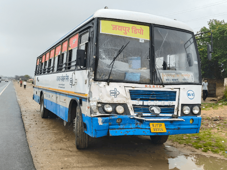 रोडवेज बस बस ट्रेलर के पिछले हिस्से में जा घुसी।