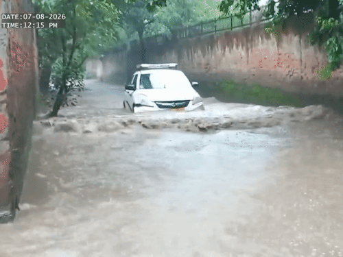 दिल्ली में रजोकरी से कापसहेड़ा जाने वाली सड़क पर पानी भर गया।