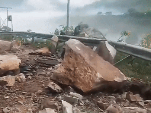 उत्तराखंड के कालेश्वर में सड़कों पर पहाड़ों से पत्थर टूटकर गिरने से बद्रीनाथ नेशनल हाईवे बंद हो गया है।