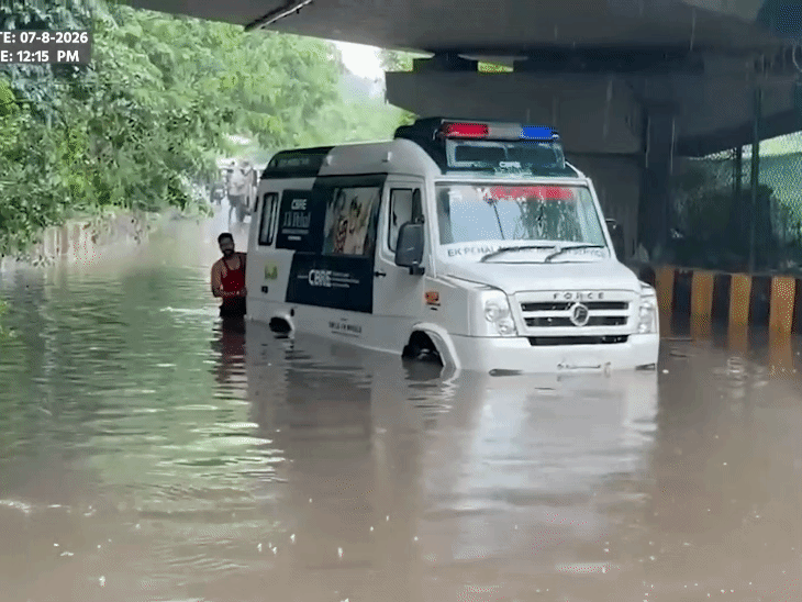 यूपी के नोएडा में सड़क पर जमा पानी में एक एंबुलेंस फंस गई।