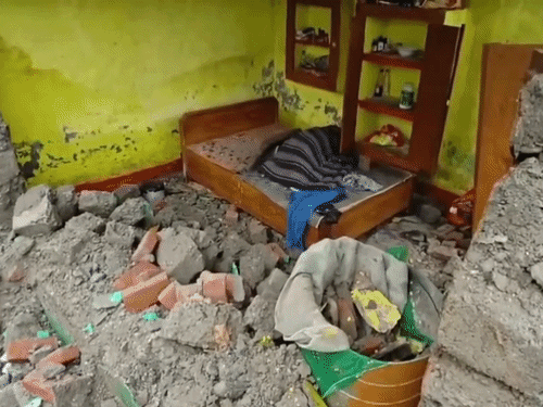 उत्तराखंड के बागेश्वर में पत्थर गिरने से घर क्षतिग्रस्त हो गया।