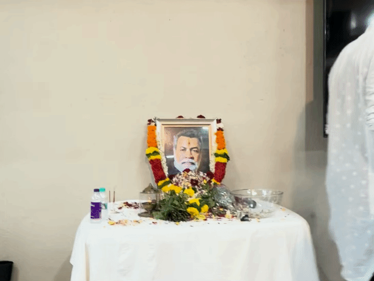 Tributes were paid to the late actor Pradeep Rawat at the prayer meet.