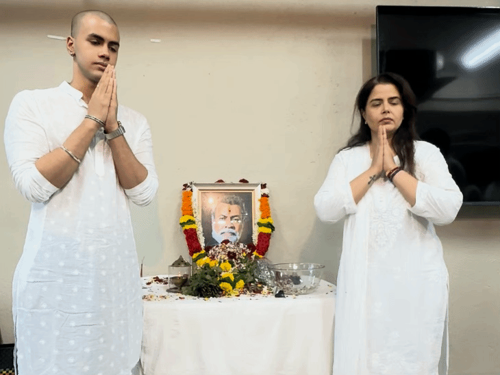 Wife and son Vikramaditya paid tribute to Pradeep Rawat with folded hands.