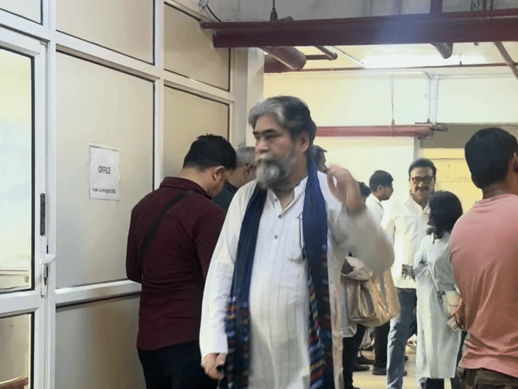Pradeep Rawat's close friend Yashpal Sharma arrived at the prayer meet.