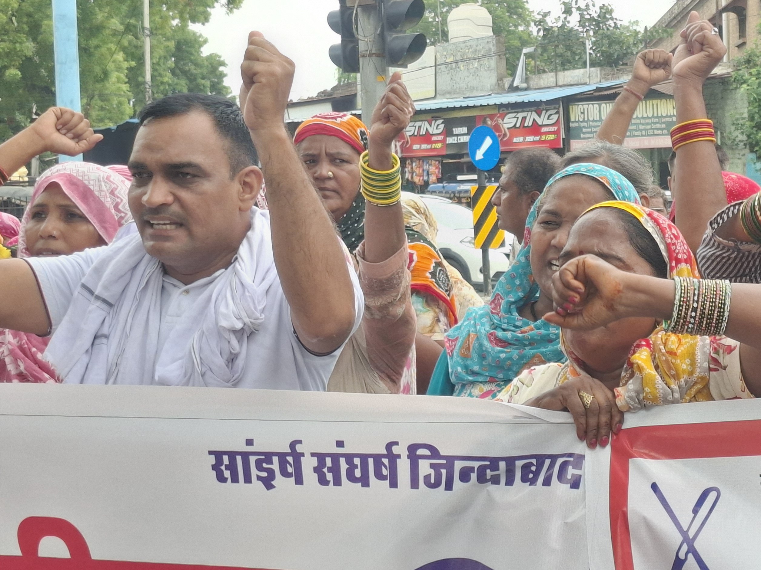 दो दिन में 600 टन कचरा सड़क से नहीं उठा; नियमितीकरण व समान वेतन की मांग|हिसार,Hisar - Dainik Bhaskar