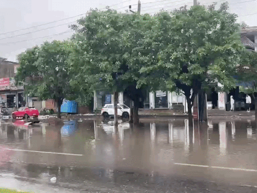 नूंह में दिल्ली-अलवर नेशनल हाईवे पर बारिश के बाद जलभराव हो गया।