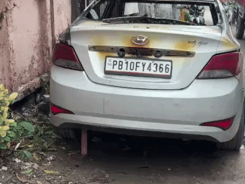 आग लगने के बाद राख हुई कार।