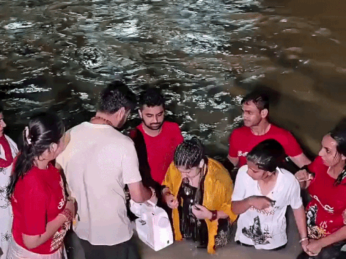 कांवड़ यात्रा शुरू करने के से पहले उन्होंने अपनी सिलाई मशीन को भी गंगा स्नान करवाया। उनका कहना कि सिलाई मशीन के दम पर ही वह आज इस मुकाम तक पहुंची हैं।