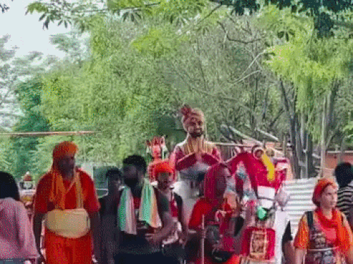 सीएम सैनी की प्रतिमा लेकर जाते हुए हरपाल सिंह।