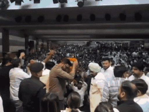 KU के आरके सदन में 7 अप्रैल के कार्यक्रम में पहुंचे थे दिग्विजय चौटाला।