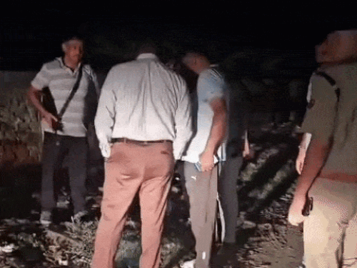मौके पर जांच करती हुई पुलिस टीम।