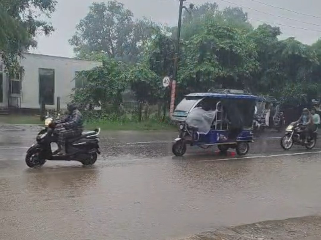 लगातार बारिश के कारण पूरे जनपद में कई स्थानों पर जलभराव की स्थिति उत्पन्न हो गई है*