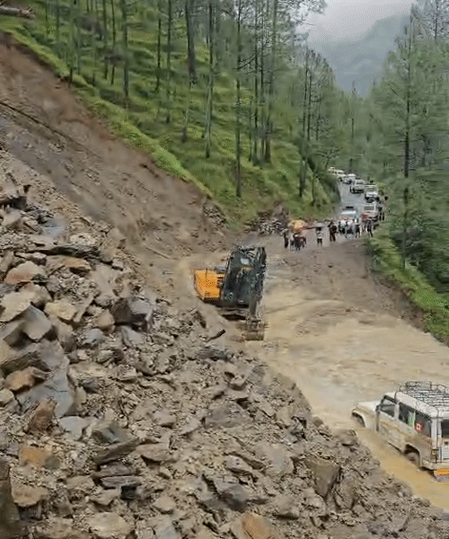 उत्तराखंड के चमोली में लैंडस्लाइड के बाद के मलबे में फंसी गाड़ी।