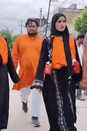 गाजियाबाद की अनीसा और संभल की तमन्ना कांवड़ लेकर मुजफ्फरनगर पहुंचीं। दोनों बुर्के में हैं।