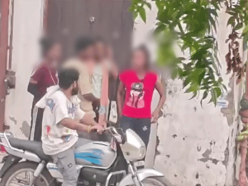 युवक को नशे की पुड़िया देने के बाद युवती दूसरे युवक के साथ चली जाती है।