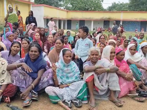 भालुओं की लगातार बढ़ते आतंक के बाद ग्रामीण स्कूल में ताला लगाकर धरने पर बैठे।