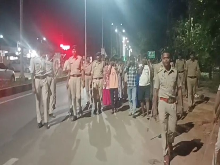 पुलिस ने विवाद करने वाले आरोपियों को हिरासत में लिया है।