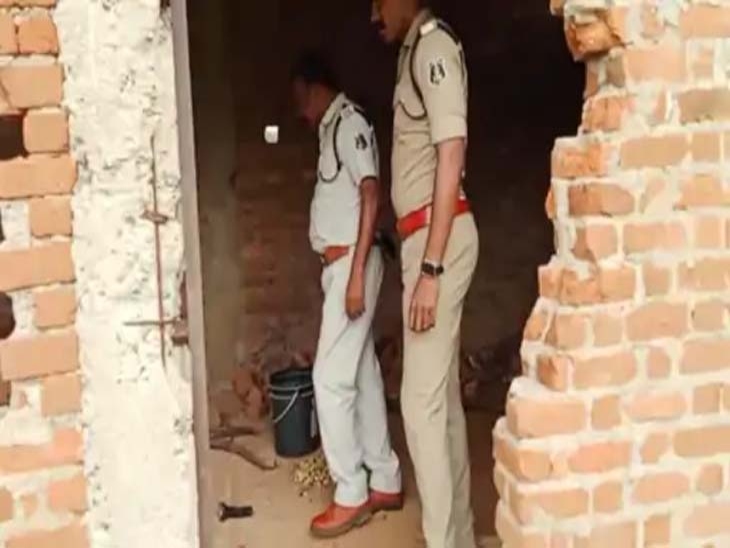 घटनास्थल पर पहुंची पुलिस ने मौका मुआयना किया।