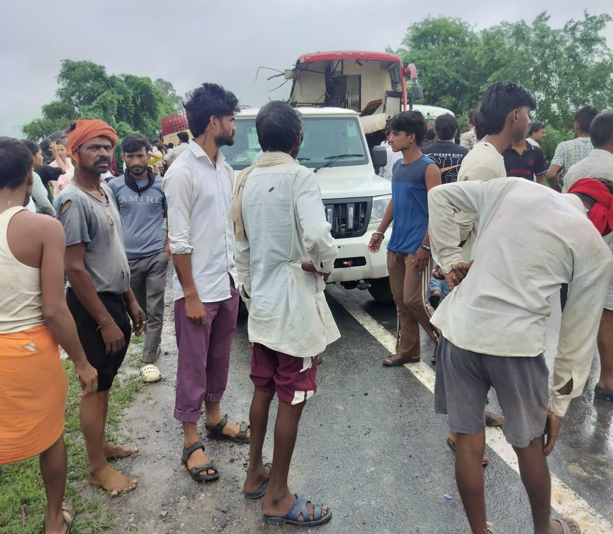मौके पर मदद के लिए ग्रामीण आगे आए।