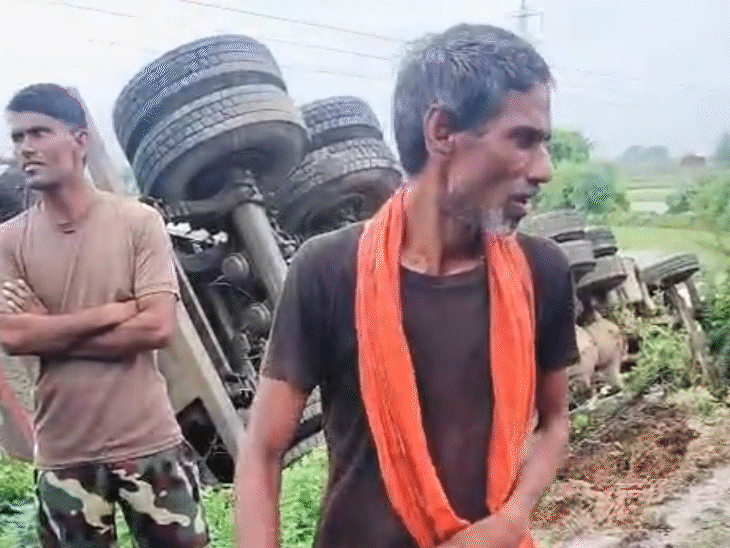 हादसे के समय ट्राला खाई में पलट गया।
