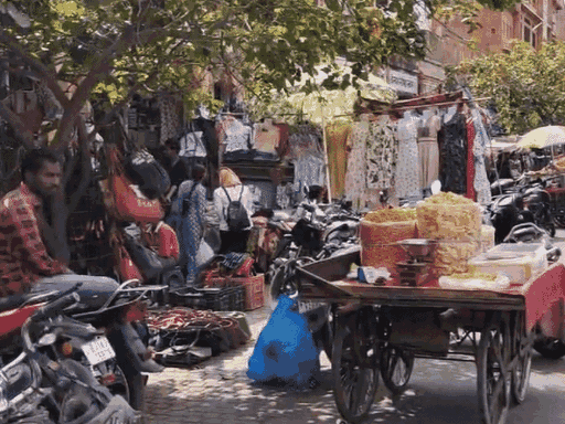 परकोटे में गलियारों के आसपास अतिक्रमण बड़ी समस्या है। इसके कारण चलना मुश्किल होता है।
