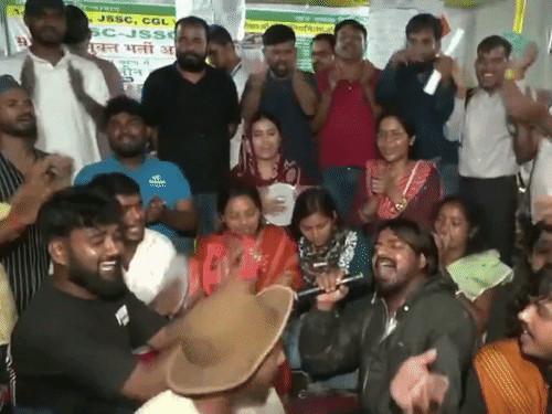 झारखंड में PSC समेत अन्य भर्ती परीक्षाओं में गड़बड़ी के विरोध में स्टूडेंट्स 25 जुलाई से आंदोलन कर रहे हैं।