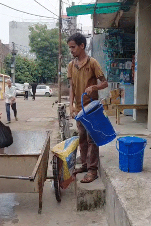 घर-घर कचरा कलेक्ट करने पहुंचे सफाईकर्मी।