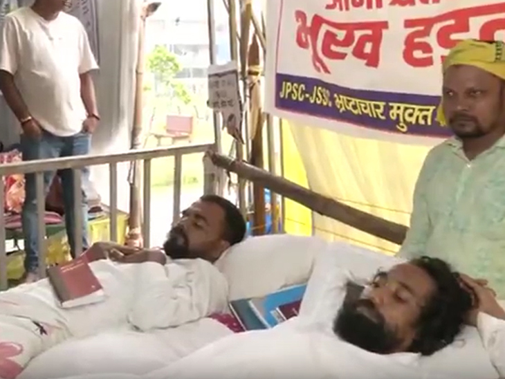 छात्र नेता देवेंद्र नाथ महतो और ब्रह्मनाथ की लगातार छठे दिन भूख हड़ताल जारी है।