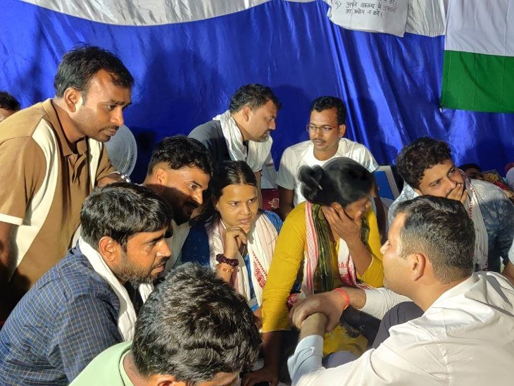 देर रात एसडीओ और एसडीम लॉ-एंड-ऑर्डर जयपाल सिंह स्टेडियम पहुंचे और छात्रों से बात की।