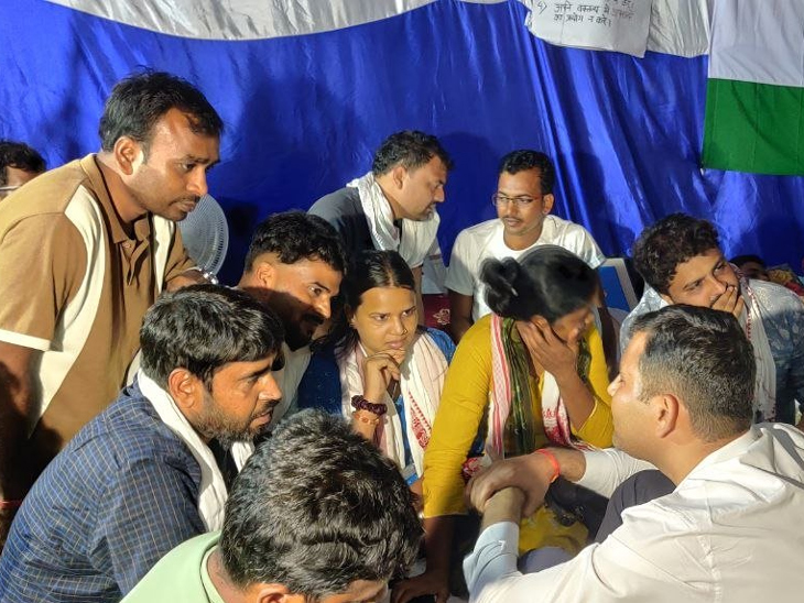 मुख्यमंत्री की वार्ता का संदेश लेकर सदर एसडीओ कुमार रजत और एडीएम लॉ एंड ऑर्डर धनंजय कुमार जयपाल सिंह स्टेडियम पहुंचे थे।