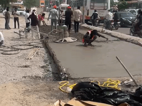 रोडवेज बस स्टेंड के सामने वर्षों से टूट रही सड़क एक बार फिर बन रही है।