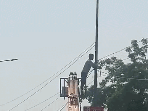 पुलिस लाइन के पास नाल की ओर जाने वाली सड़क पर रोड लाइट पर एलईडी लाइट लगाई जा रही है।