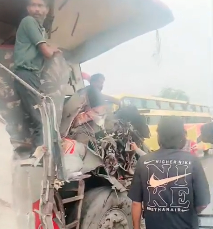 बस के आगे का हिस्सा नष्ट हुआ।