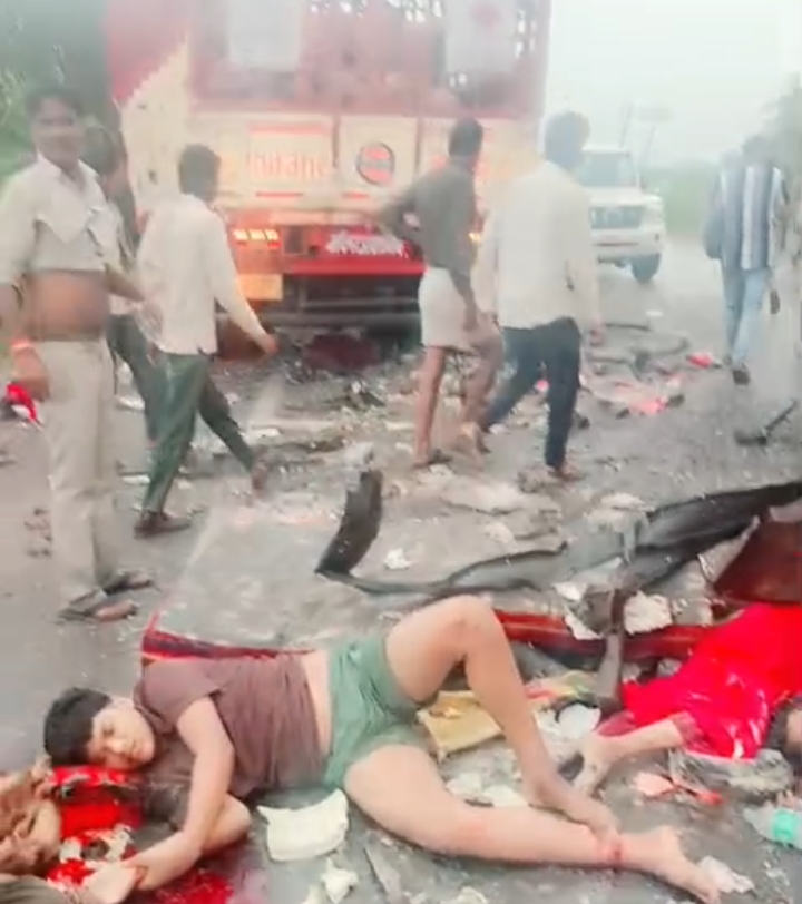 हादसे के बाद घायल सड़क पर तड़पते रहे।