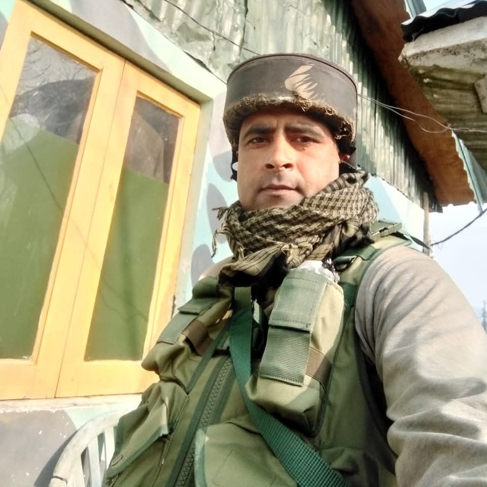 पत्नी के अनुसार, विनीत सिंह कई दिन से बुखार में भी ड्यूटी कराने की बात बताते थे।