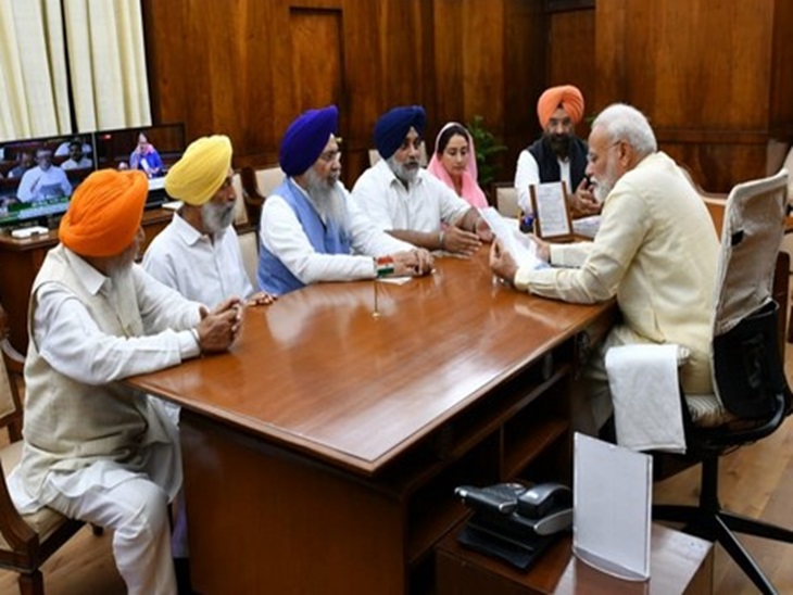 शिरोमणि अकाली दल के प्रधान सुखबीर सिंह बादल ने दिल्ली में पीएम नरेंद्र मोदी से मुलाकात की।