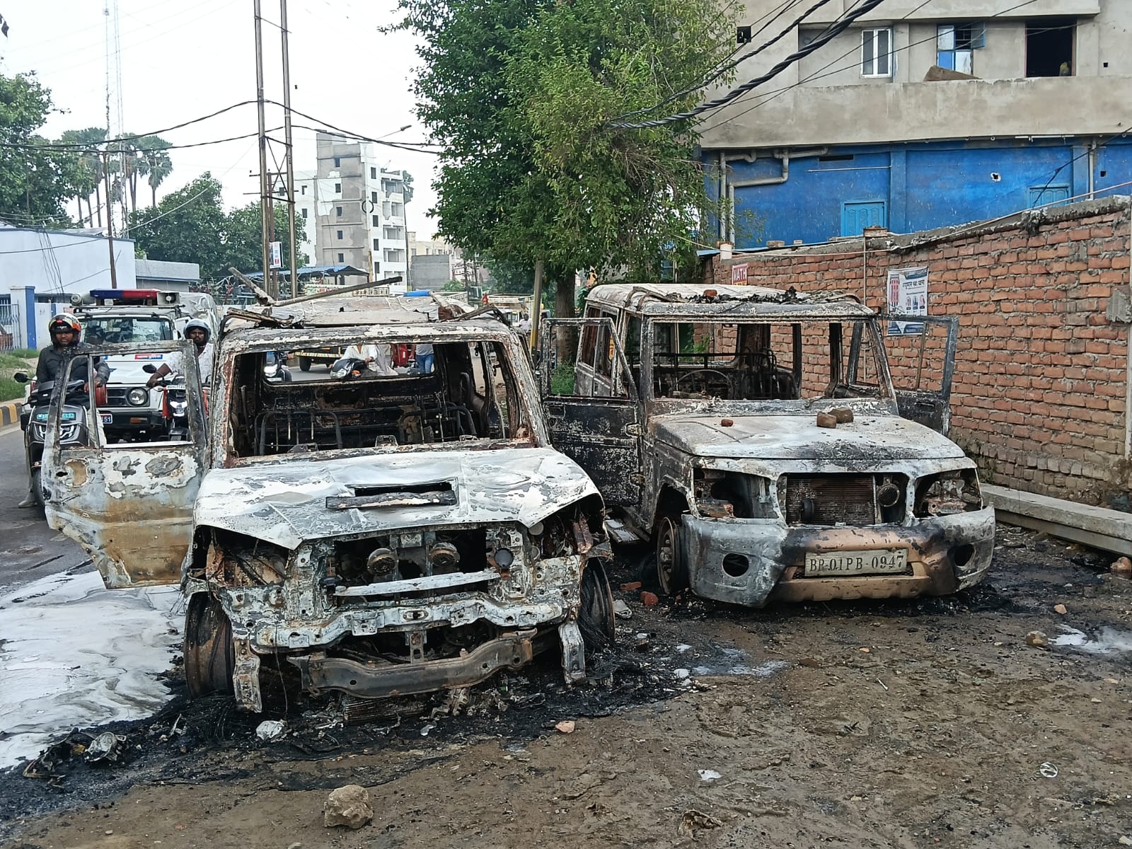 आगजनी में पुलिस की गाड़ियां पूरी तरह से जल गईं। करीब 1 घंटे तक वाहन जलते रहे।